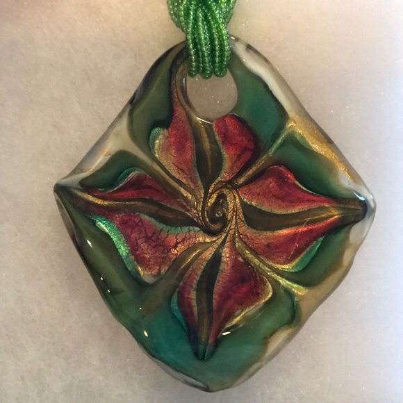 Beaded clasp closure necklace. Glass pendant. - Picture 3 of 5